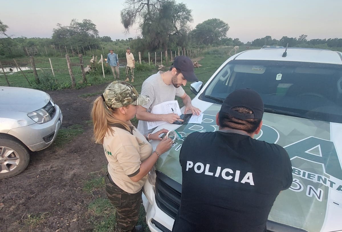 EL GOBIERNO INTERVINO ANTE FUMIGACIONES AÉREAS NO AUTORIZADAS SOBRE UN CAMPO Y UNA CASA EN COLONIA LORO BLANCO