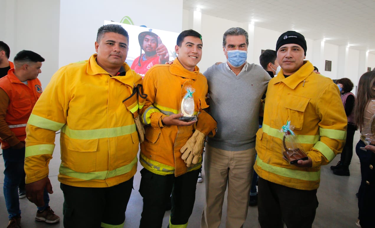 EL GOBIERNO RECONOCIÓ A BOMBEROS QUE COMBATIERON LOS INCENDIOS EN CORRIENTES Y ENTREGARÁ EQUIPAMIENTO PARA LOS CUARTELES