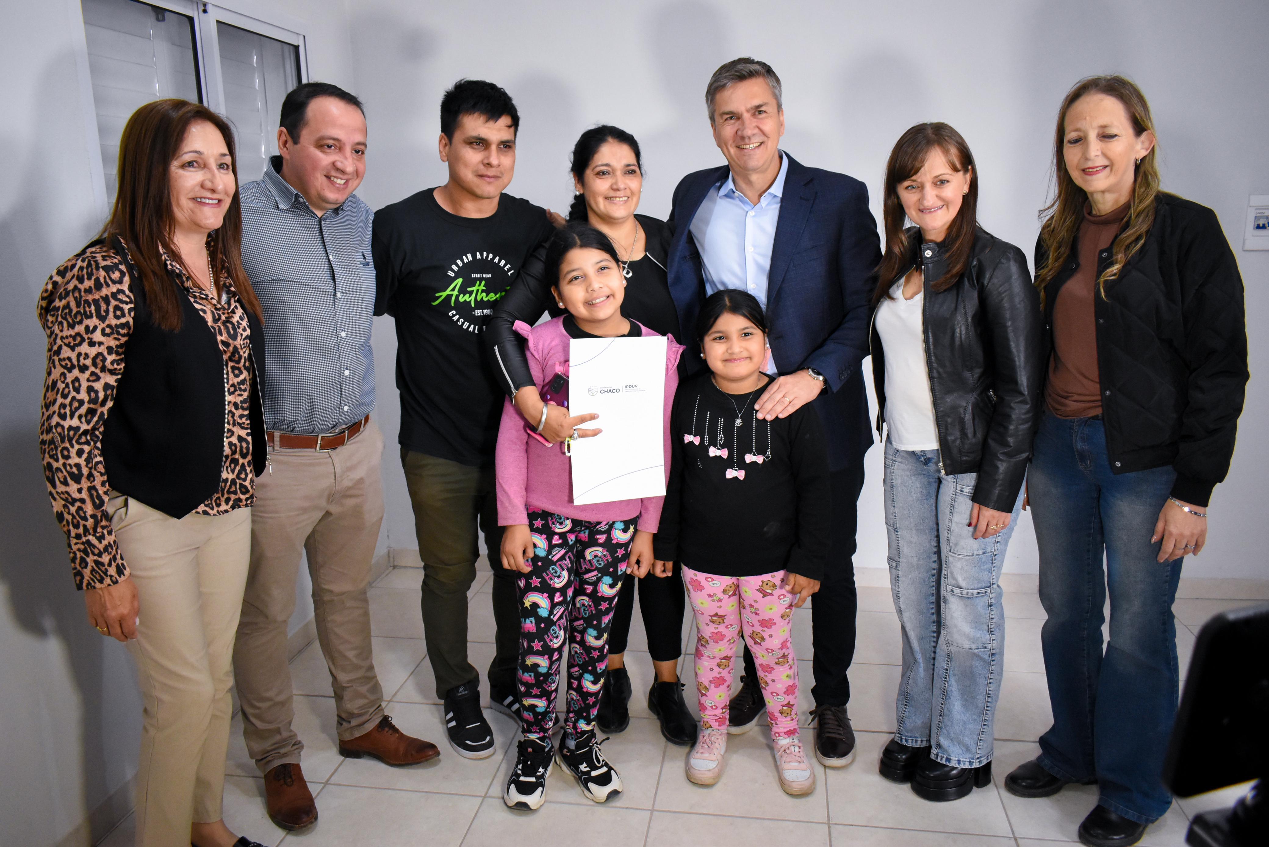 ZDERO ENTREGÓ VIVIENDAS Y TÍTULOS DE PROPIEDAD EN SANTA SYLVINA: “ESTAMOS DEVOLVIENDO LA CONFIANZA QUE NOS HAN DEPOSITADO”