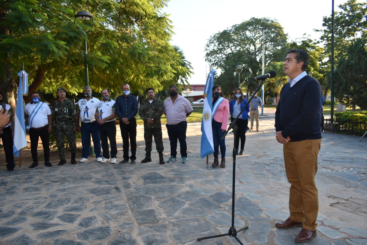 EN SAN MARTÍN EL GOBERNADOR IZÓ LA BANDERA POR EL DÍA DEL VETERANO Y DE LOS CAÍDOS EN LA GUERRA DE LAS MALVINAS
