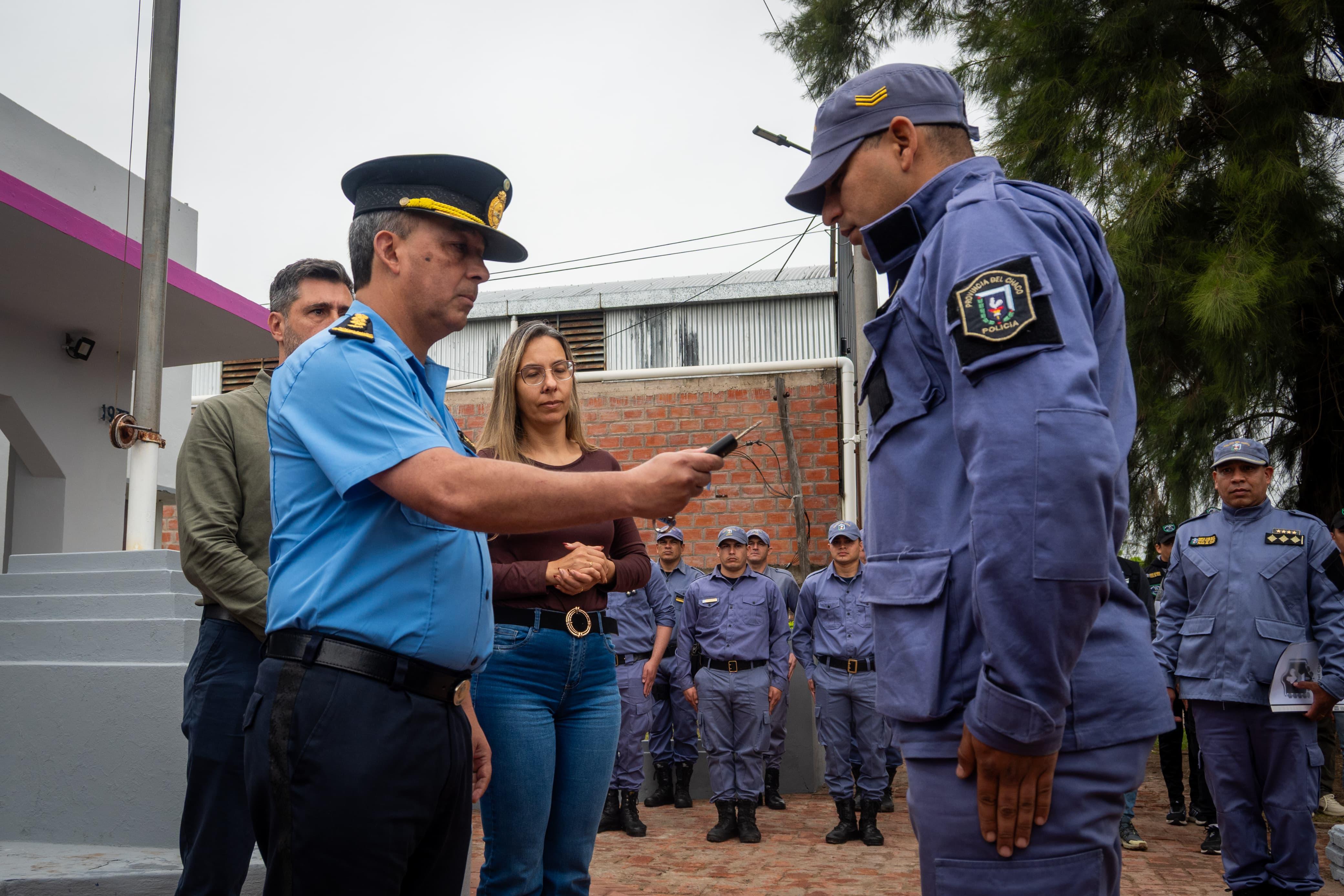 EL PLAN ESTRATÉGICO DE SEGURIDAD AVANZA: ZDERO ENTREGÓ PATRULLERO OKM Y CHALECOS BALÍSTICOS EN PLAZA