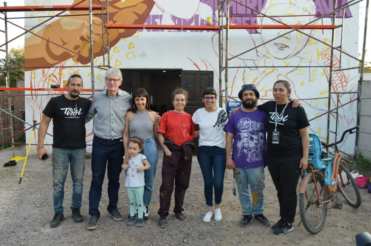 *Sager y Rach Quiroga recorrieron distintos puntos de Puerto Tirol donde trabajan artistas en la II Bienal de Muralismo y Arte Público*
