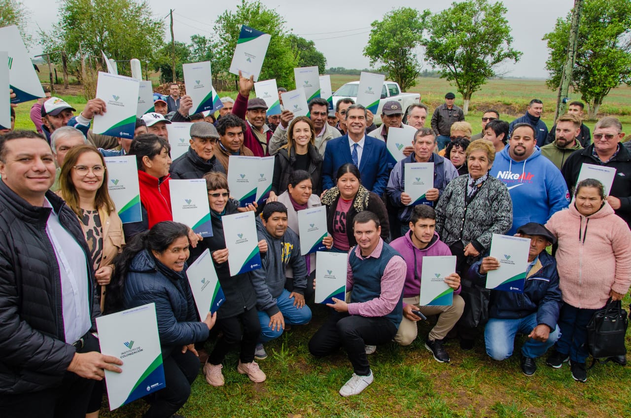 *EN LA TIGRA CAPITANICH INAUGURÓ MÁS PAVIMENTO Y ENTREGÓ VIVIENDAS*