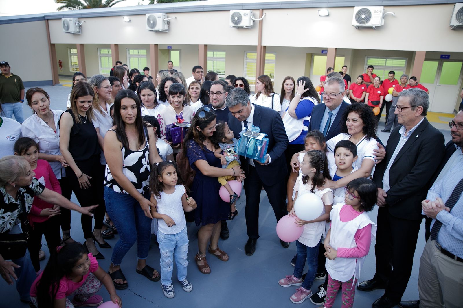 *EN EL 86° ANIVERSARIO DE CASTELLI, EL GOBIERNO INAUGURÓ OBRAS EDUCATIVAS, VIALES, ENTREGÓ TÍTULOS DE PROPIEDAD Y EQUIPAMIENTO A EMPRENDEDORES*