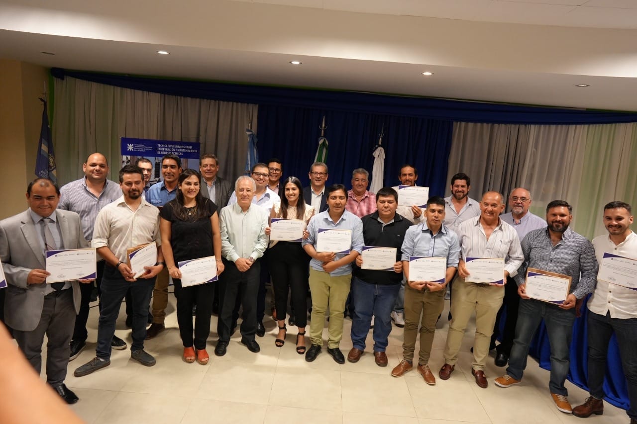 PERSONAL DE SECHEEP, ENTRE LOS PRIMEROS TÉCNICOS UNIVERSITARIOS EN OPERACIÓN Y MANTENIMIENTO EN REDES ELÉCTRICAS
