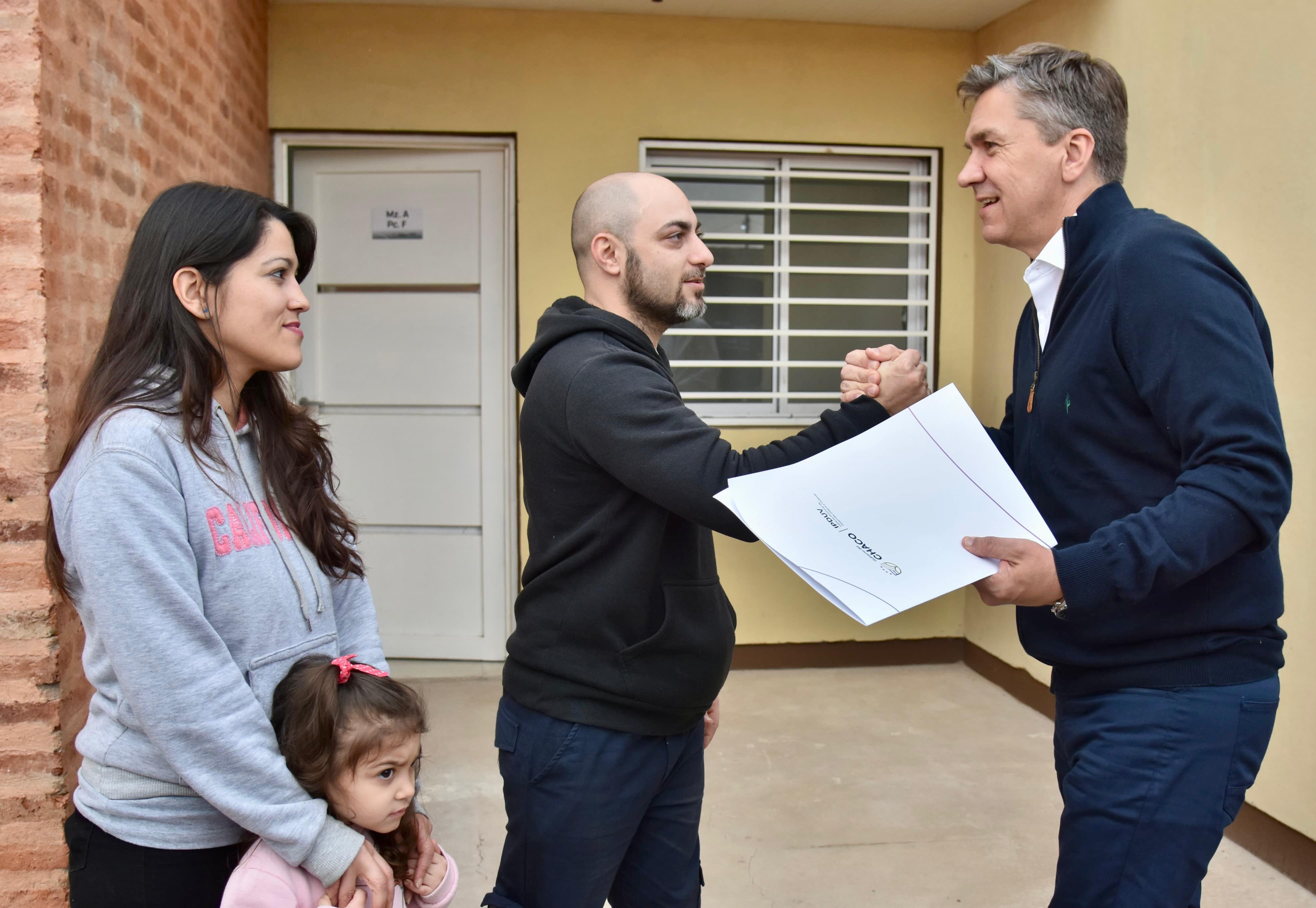 RESISTENCIA: EL GOBERNADOR ZDERO ENTREGÓ VIVIENDAS EN LA CHACRA 214