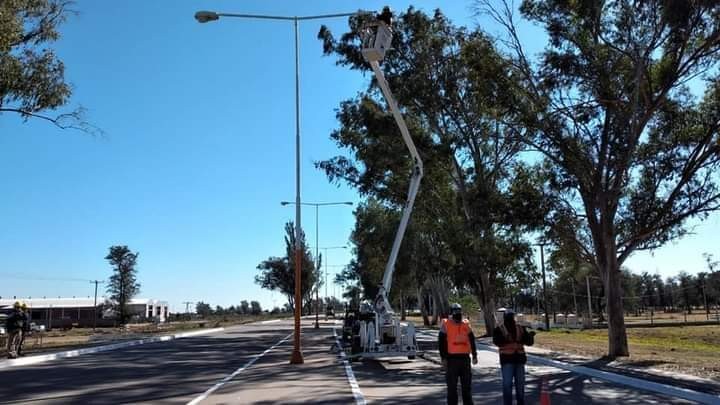 VILLA ANGELA: EL MUNICIPIO CONTINÚA CON LOS RECAMBIOS DE LUCES Y LA COLOCACIÓN DE NUEVOS SEMÁFOROS