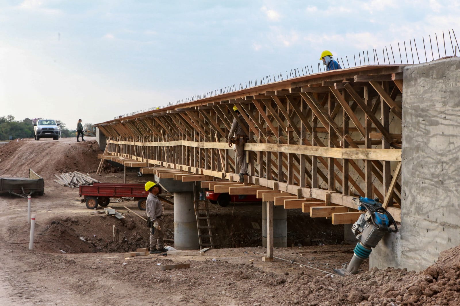 Capitanich supervisó la pavimentación de la Ruta 13, que conectará Cote Lai y Colonia Baranda con la ruta 11
