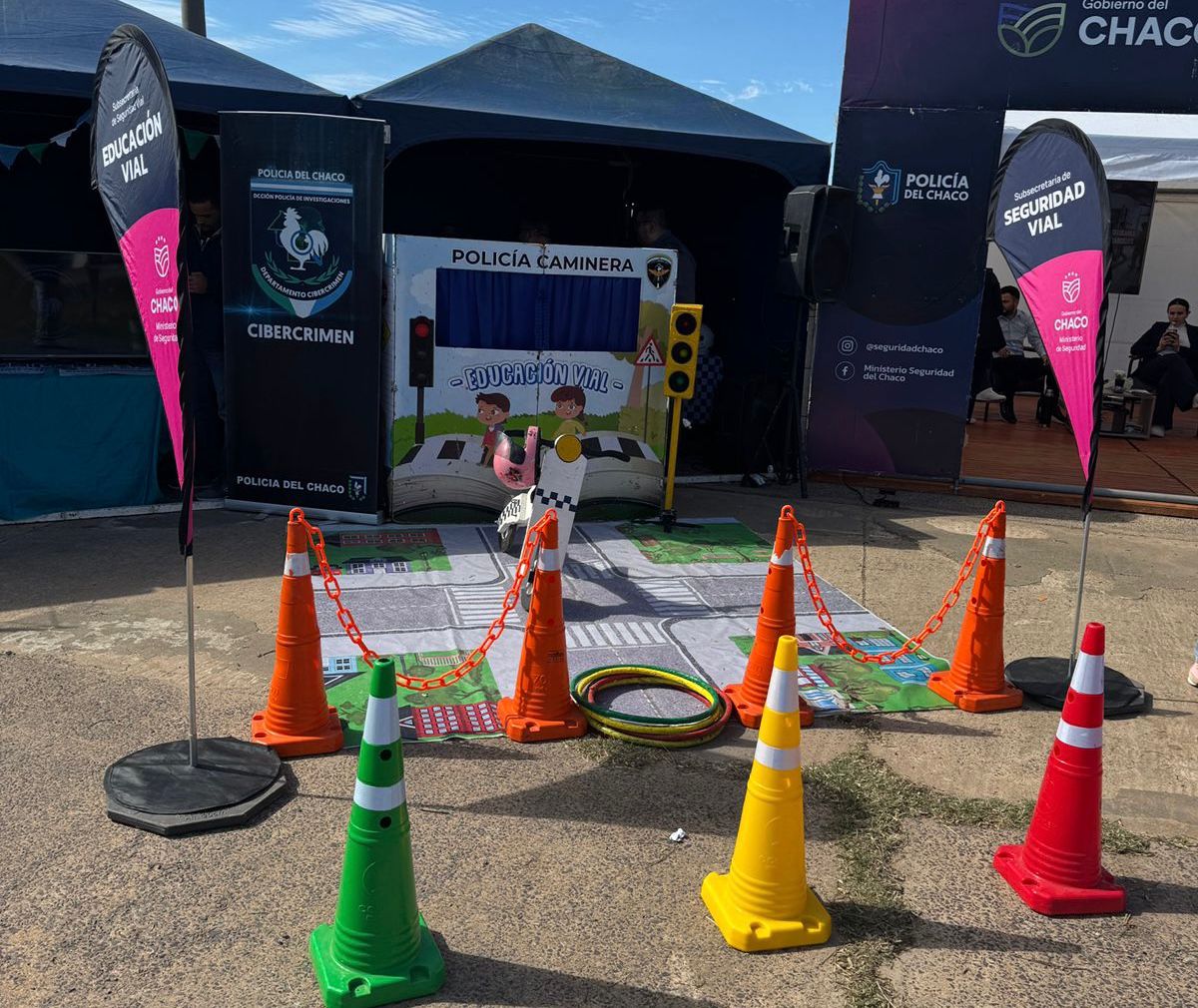 LAS FUERZAS DE SEGURIDAD MUESTRAN SUS 2 FACETAS EN EL EVENTO: RESGUARDO Y CERCANÍA CON LA GENTE