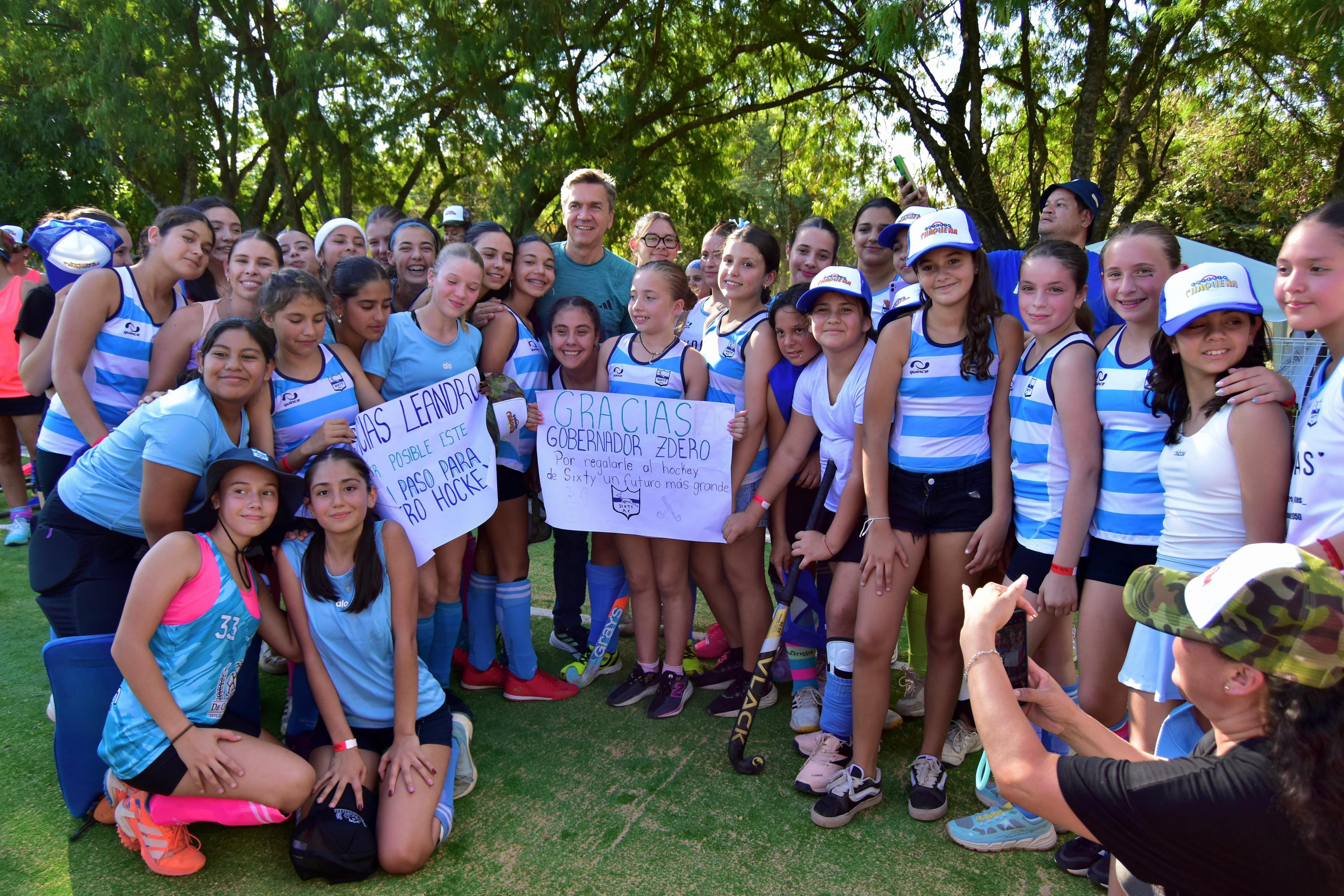 *SIXTY CLUB: EL GOBERNADOR ZDERO INAUGURÓ LA NUEVA CANCHA DE HOCKEY Y ENTREGÓ ELEMENTOS DEPORTIVOS*