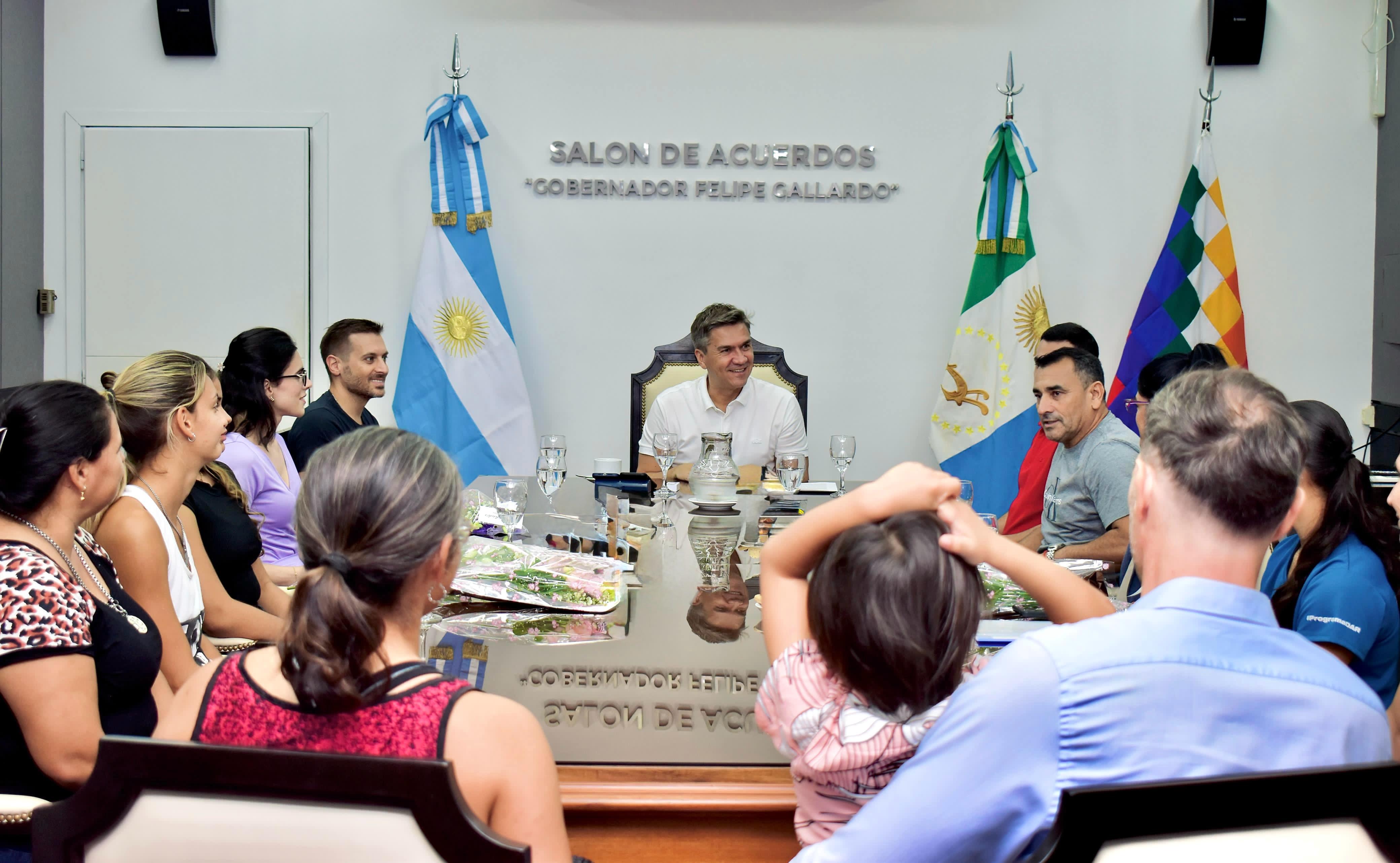 *ESTE SÁBADO 8: EL GOBERNADOR ZDERO RECIBIÓ Y AGASAJÓ A MUJERES DEPORTISTAS*