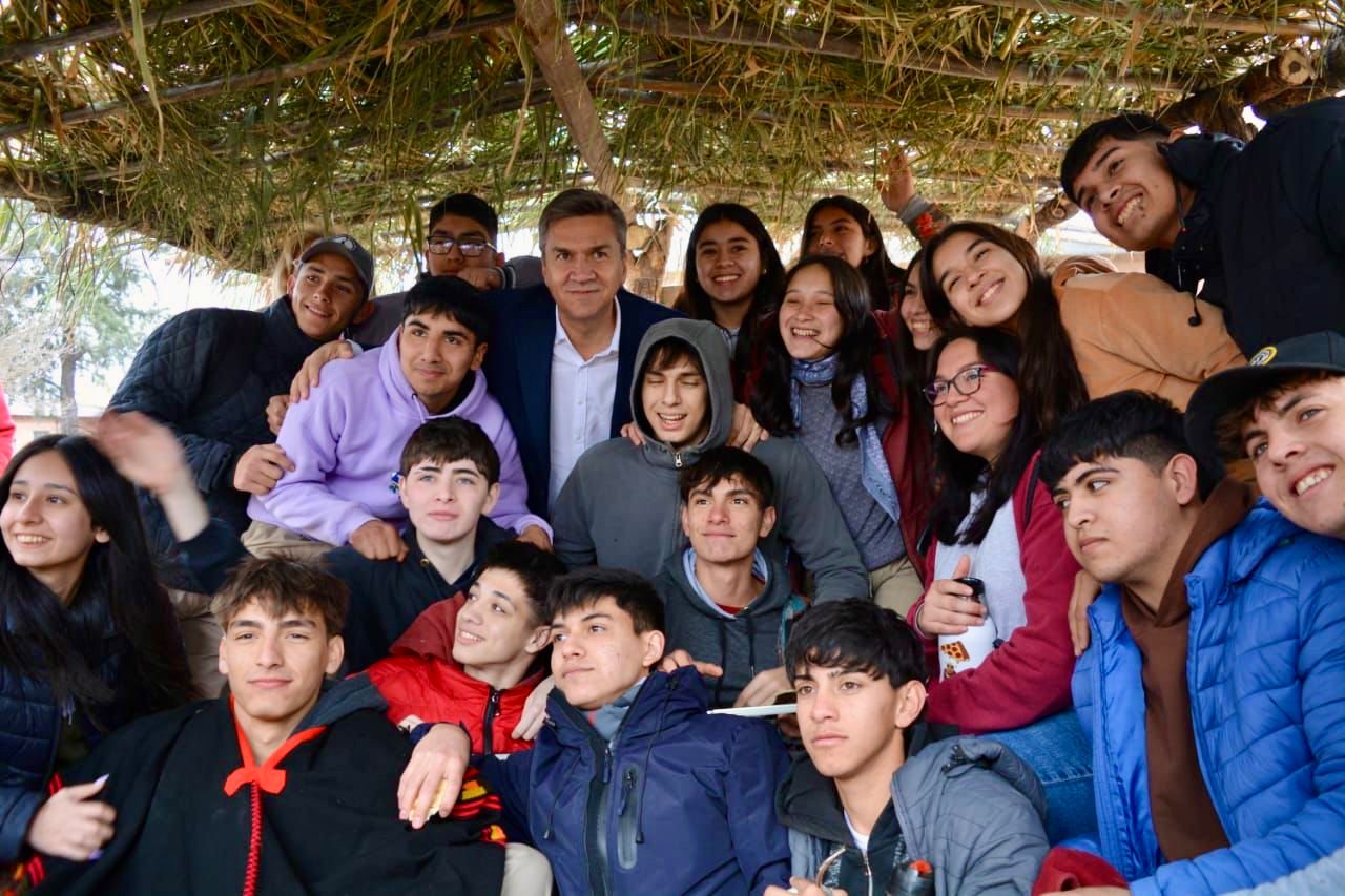 CHARATA: EL GOBERNADOR ZDERO ACOMPAÑÓ HOY LA MUESTRA DE ESCUELAS AGROPECUARIAS Y ENTREGÓ MATERIALES PARA PRODUCCIÓN APÍCOLA