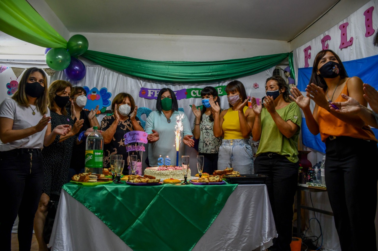 8M: FUNCIONARIAS DEL GOBIERNO REMEMORARON LOS 36 AÑOS DE LUCHA DEL SINDICATO DE AMAS DE CASA