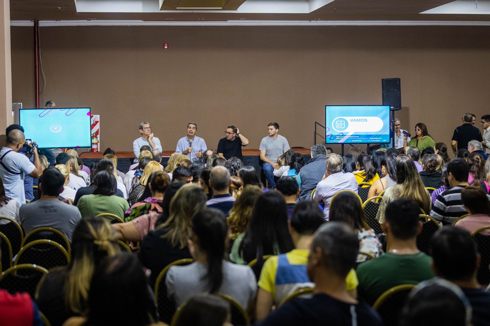 _*VAMOS A ENSEÑAR:*_ *CAPITANICH ENTREGÓ DE TARJETAS DE BOLETOS DIFERENCIAL A DOCENTES DEL INTERIOR*