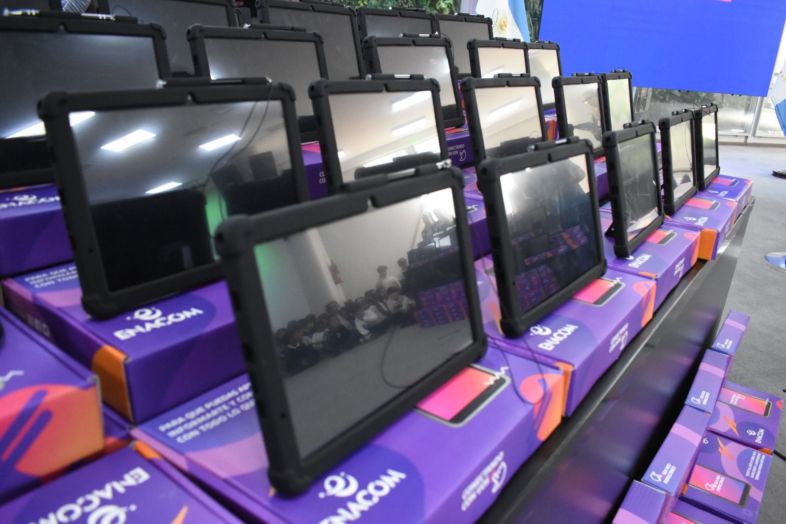 EL GOBERNADOR ZDERO ENTREGÓ LAS PRIMERAS TABLETS DEL PROGRAMA ESCUELAS ALFA EN RED PARA INTENSIFICAR APRENDIZAJES EN LECTURA Y ESCRITURA