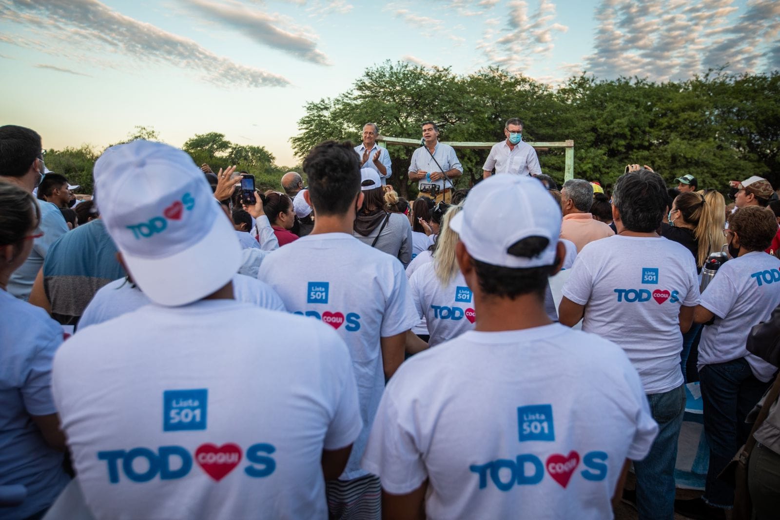 LISTA 501  *Capitanich encabezó un acto junto a familias ladrilleras en Villa Ángela: “En esta elección se vota con memoria por lo que supimos hacer y por el futuro que construiremos juntos”*