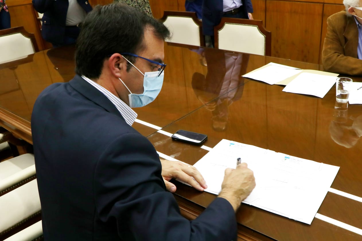 *NUEVA PROPUESTA ACADÉMICA: CAPITANICH RUBRICÓ CONVENIO CON UNCAUS PARA EL LANZAMIENTO DE LA DIPLOMATURA EN ESTUDIOS SOBRE POPULISMOS E IDENTIDADES POLÍTICAS*