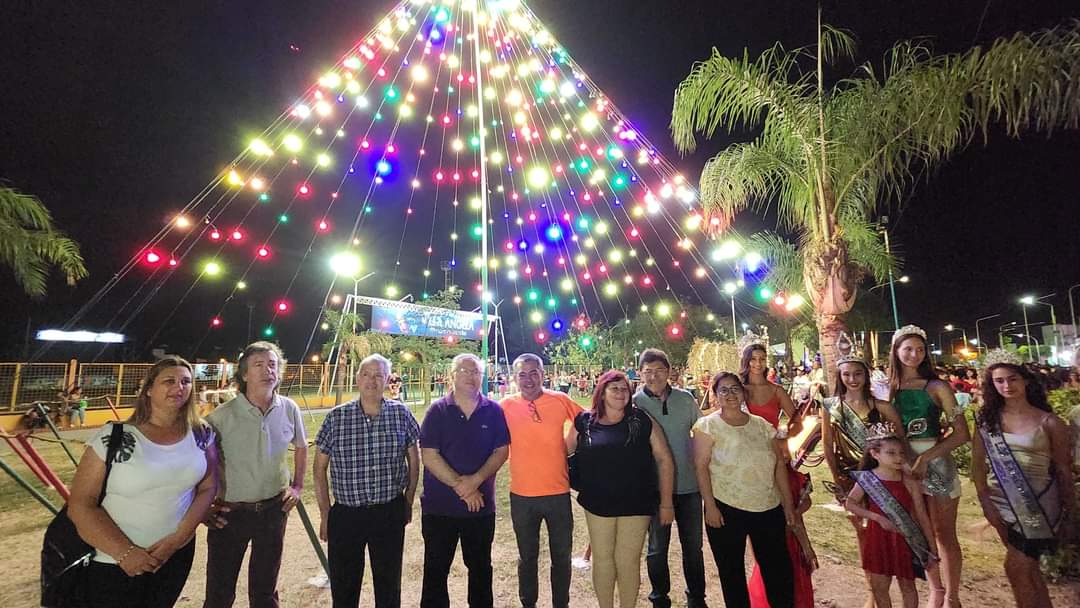 CON GRAN ACOMPAÑAMIENTO DE LA COMUNIDAD,  SE REALIZÓ EL ENCENDIDO DE LUCES DEL ÁRBOL NAVIDEÑO GIGANTE