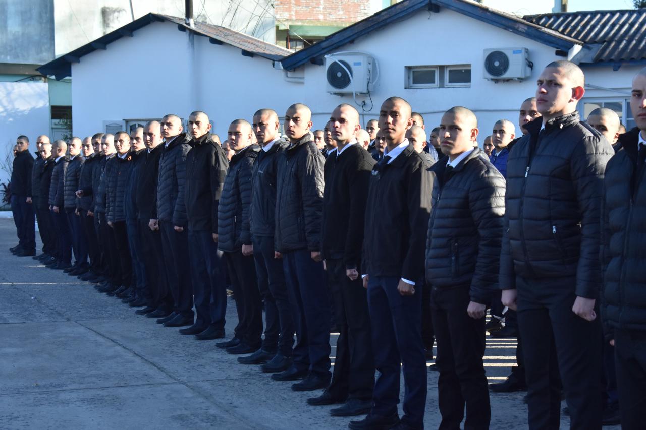 EL GOBERNADOR ZDERO DIO LA BIENVENIDA HOY A LOS 400 FUTUROS AGENTES QUE INICIAN SU FORMACIÓN EN LA ESCUELA DE POLICÍA
