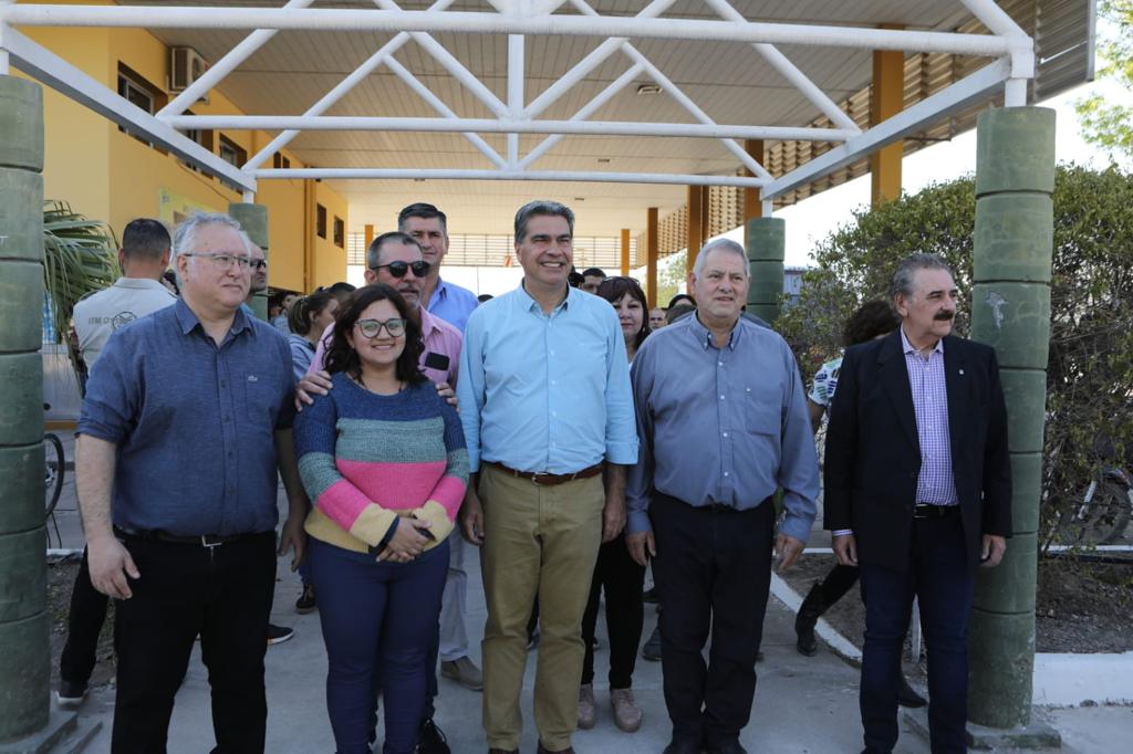 El gobernador inauguró y anunció más cuadras de pavimento urbano para Villa Ángela