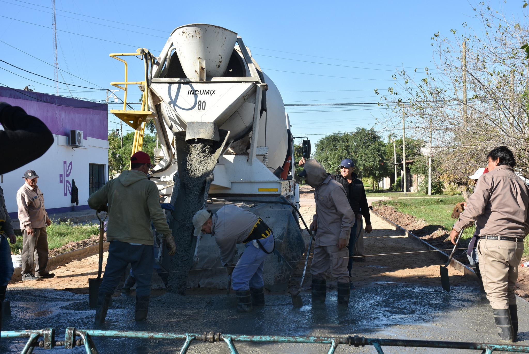 LA MUNICIPALIDAD DE VILLA ÁNGELA COMPLETA LA PAVIMENTACIÓN DE LA CALLE TUCUMÁN Y ANUNCIA NUEVOS FRENTES DE OBRA