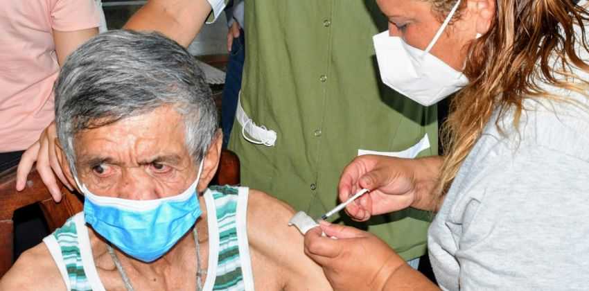 CAMPAÑA DE VACUNACIÓN ANTI COVID-19:  Desde este lunes completan esquemas con Sputnik V en personas de entre 75 y 79 años
