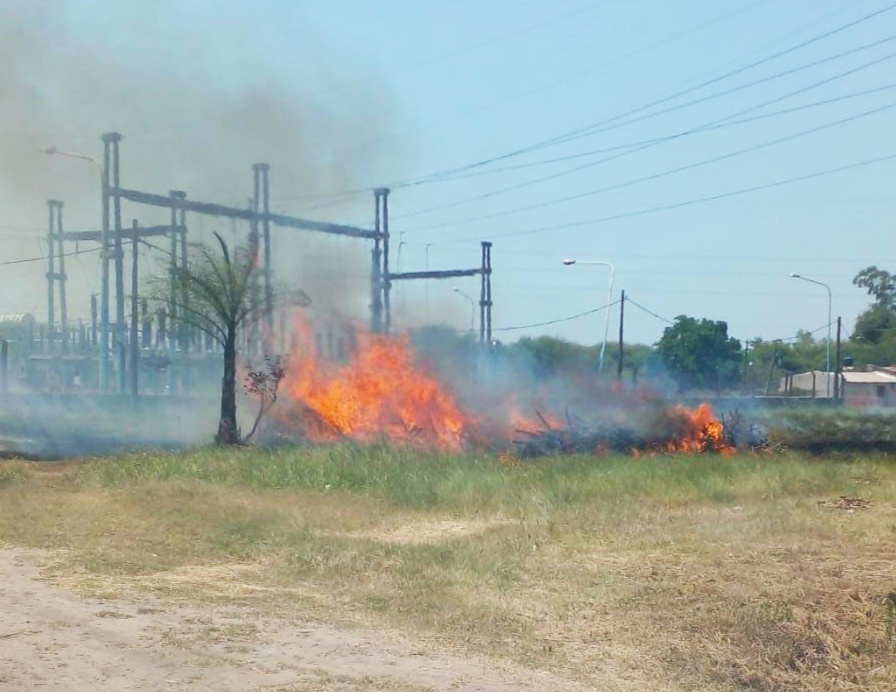 INCENDIO DE PASTIZALES EN EL AUTÓDROMO, EN LA MIRA POR LAS PERTURBACIONES EN EL SISTEMA ELÉCTRICO DEL NEA