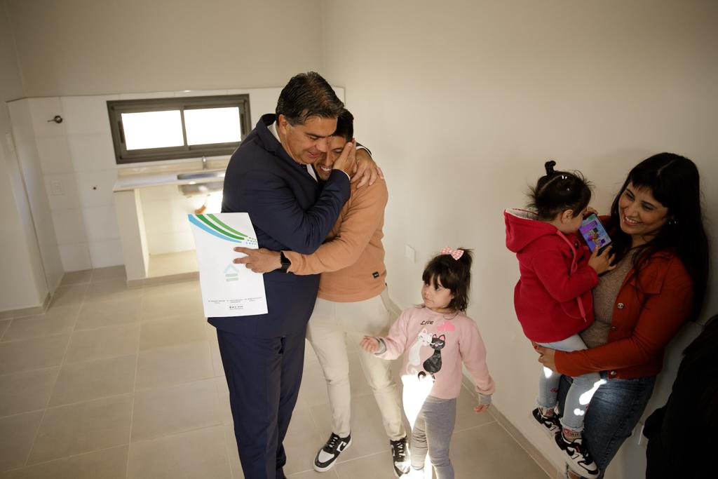 *EL GOBIERNO ENTREGÓ 67 VIVIENDAS EN EL BARRIO SUTIV: “TRABAJAMOS PARA QUE LAS FAMILIAS CHAQUEÑAS ACCEDAN A ESTE DERECHO”, DIJO CAPITANICH*