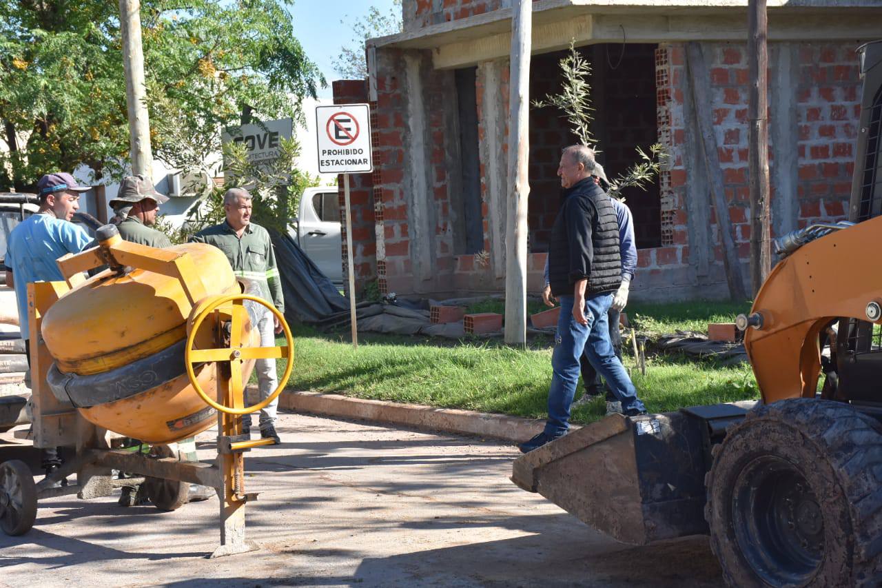 EL MUNICIPIO DE VILLA ÁNGELA REALIZA TAREAS DE BACHEO EN CALLE MATHURIN CON PERSONAL Y RECURSOS PROPIOS