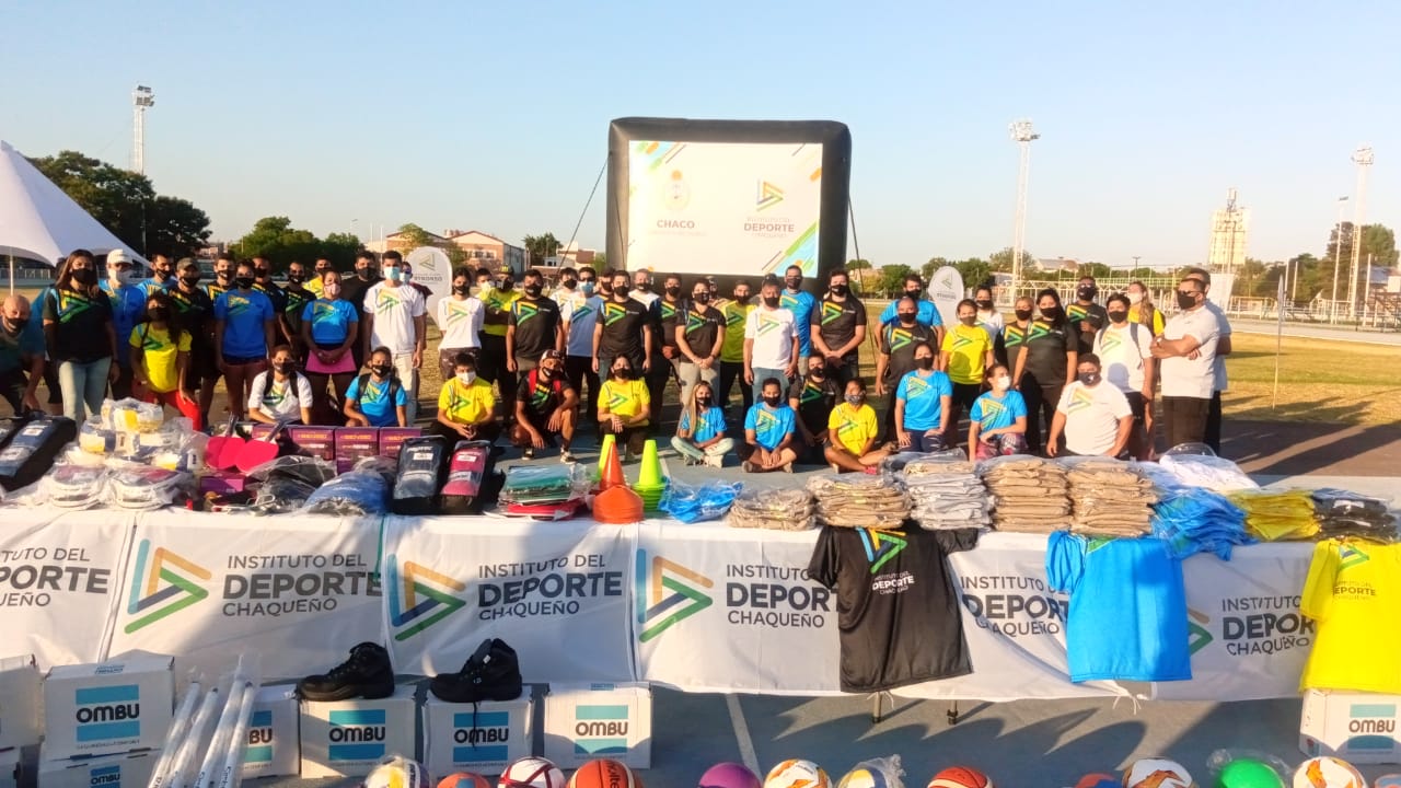 ENTREGA DE INDUMENTARIAS Y ELEMENTOS DEPORTIVOS AL PERSONAL DEL INSTITUTO DEL DEPORTE CHAQUEÑO