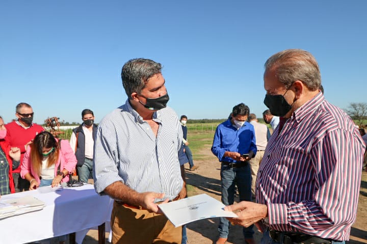 ARRAIGO A LA TIERRA: CAPITANICH ENTREGÓ TÍTULOS DE PROPIEDAD A 69 PEQUEÑOS Y MEDIANOS PRODUCTORES