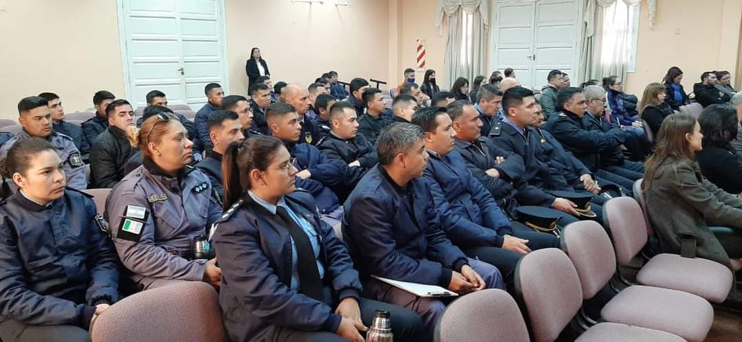 VILLA ANGELA : PERSONAL POLICIAL Y JUDICIAL RECIBIÓ CAPACITACIÓN SOBRE DELITOS INFORMÁTICOS EN EL SALÓN RAMÓN FREIRE