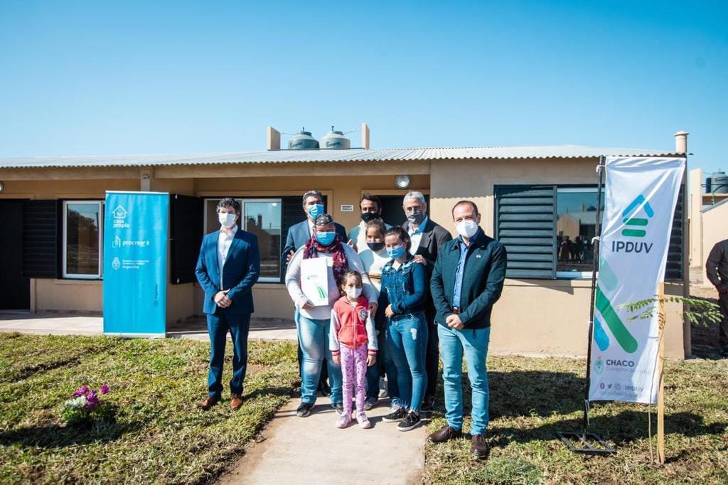 LA CASA PROPIA, DEL SUEÑO A LA REALIDAD: CAPITANICH Y FERRARESI ENTREGARON VIVIENDAS A 50 FAMILIAS DE COLONIA ELISA