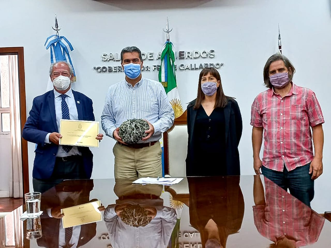 *El gobernador recibió al equipo de Scholas Occurrentes para conocer los avances de la Casa Comunidad en El Impenetrable*