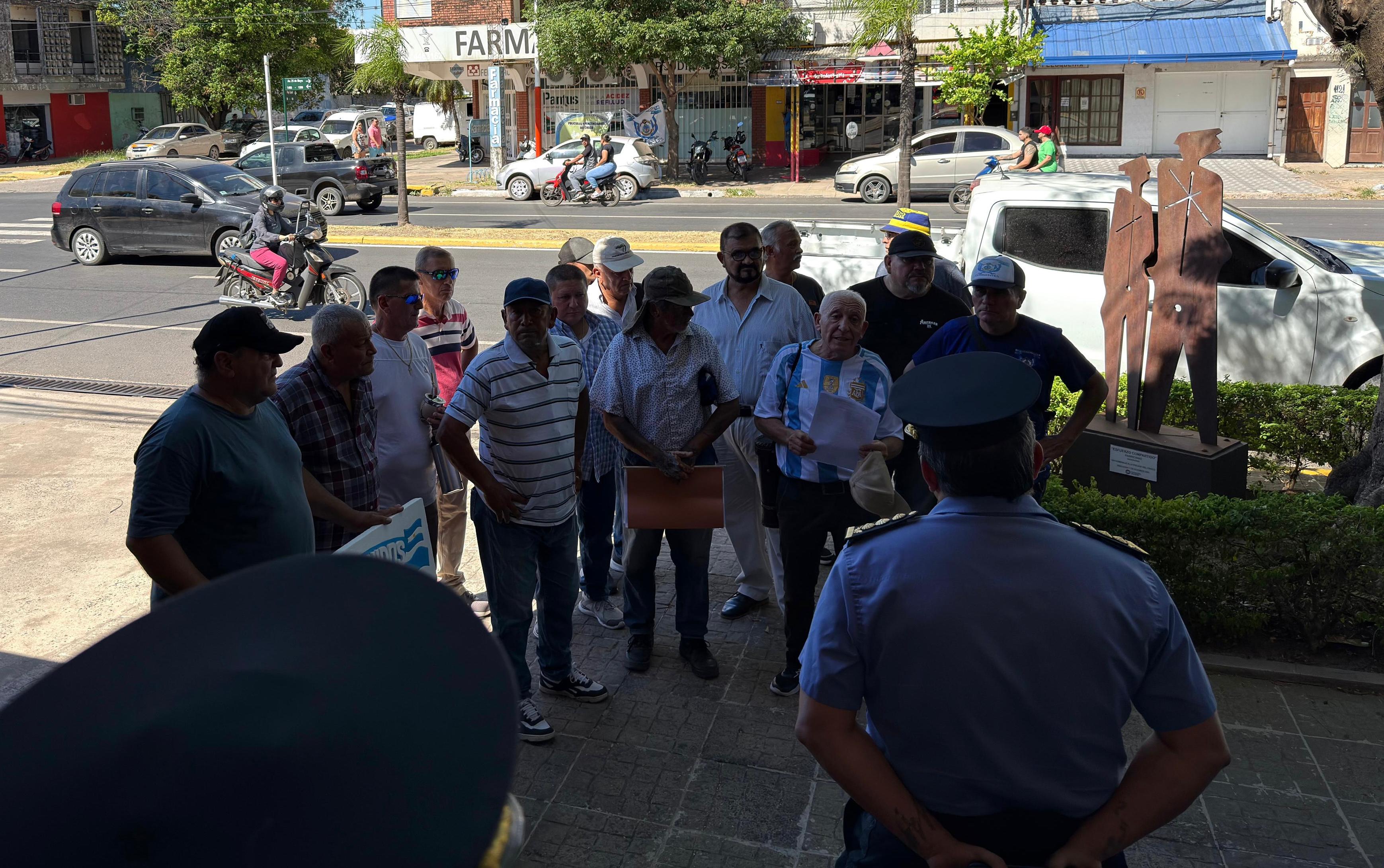 *RESISTENCIA: FRACAS&Oacute; LA CONVOCATORIA POLICIAL FRENTE A JEFATURA*