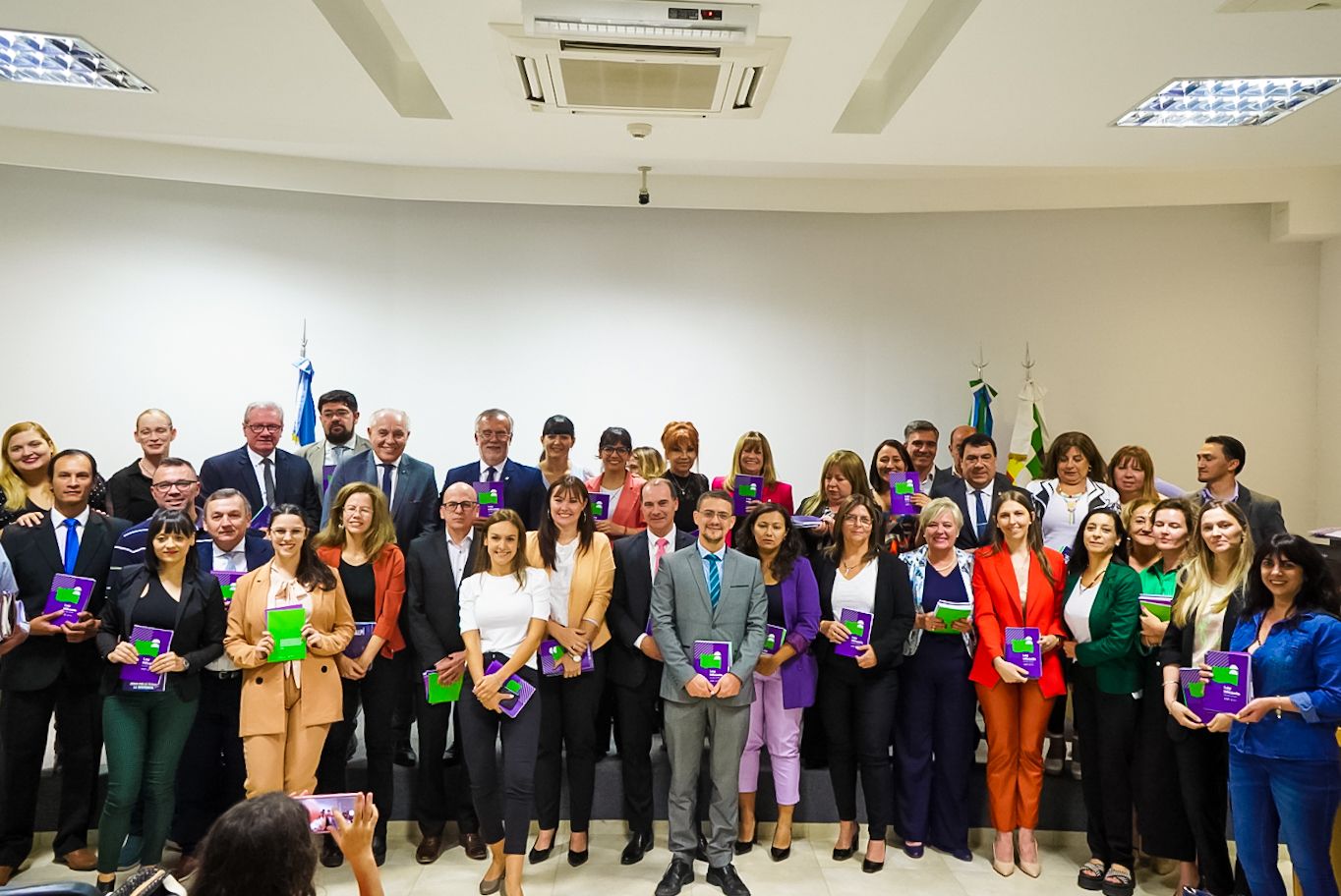 *EN CHARATA Y VILLA ÁNGELA, EL GOBIERNO ENTREGÓ BIBLIOGRAFÍA CON PERSPECTIVA DE GÉNERO AL PODER JUDICIAL*