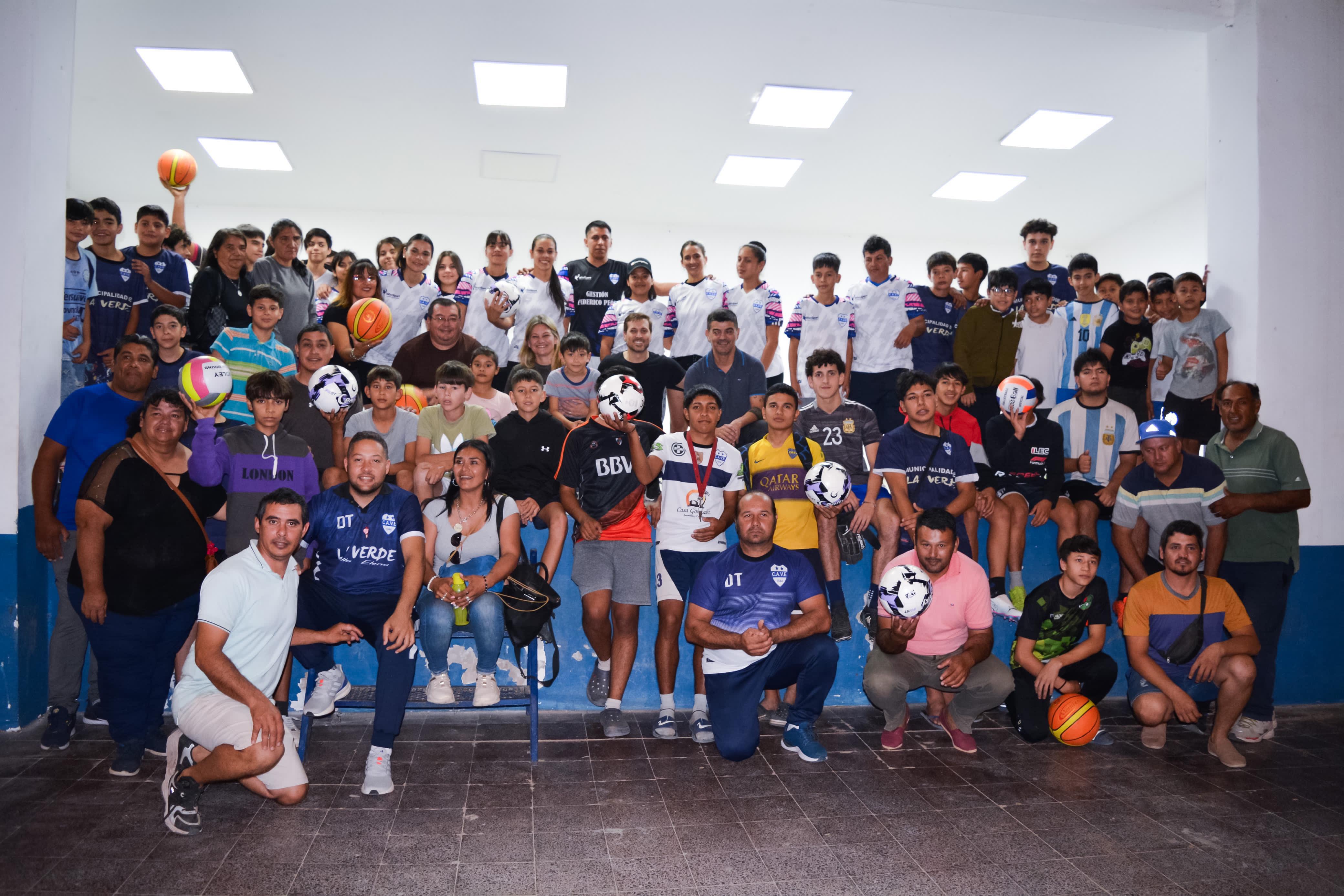 *LA VERDE: EL GOBIERNO PROVINCIAL ENTREGÓ ELEMENTOS DEPORTIVOS AL CLUB VILLA ELENA*