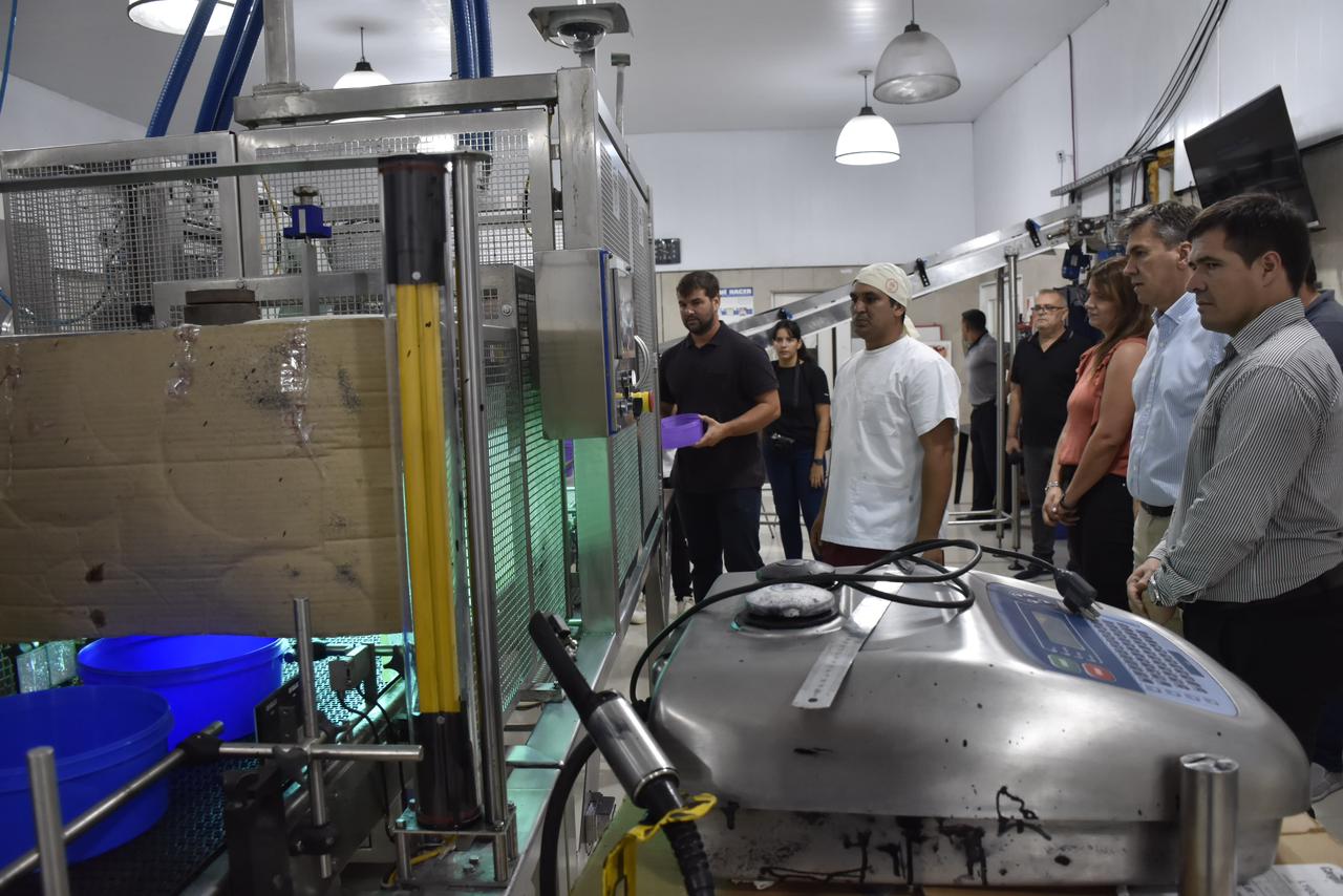 *PRIMERA FÁBRICA DE DULCE DE LECHE CHAQUEÑO: EL GOBERNADOR ACOMPAÑÓ EL EMPRENDIMIENTO*