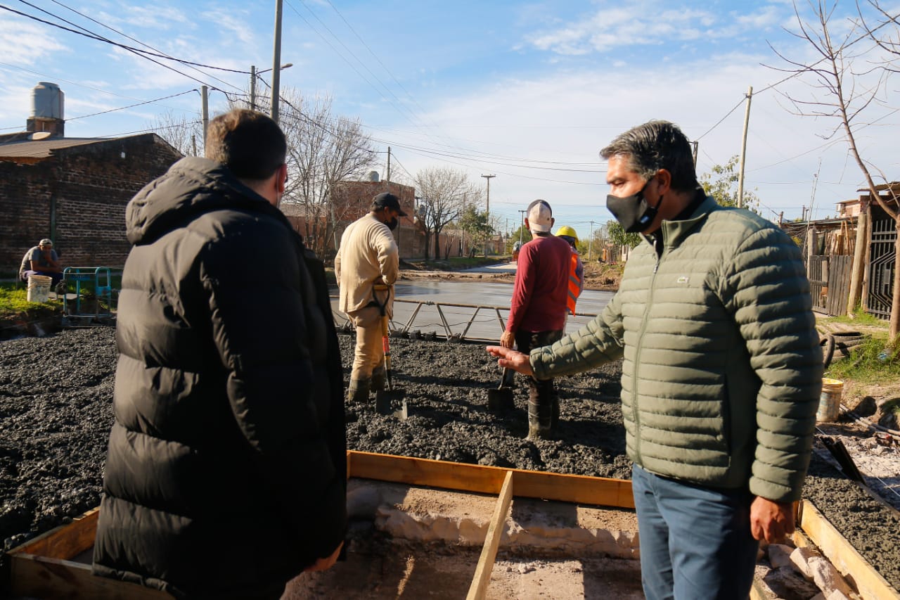 Capitanich supervisó obras de pavimento en el barrio Carpincho Macho de Resistencia