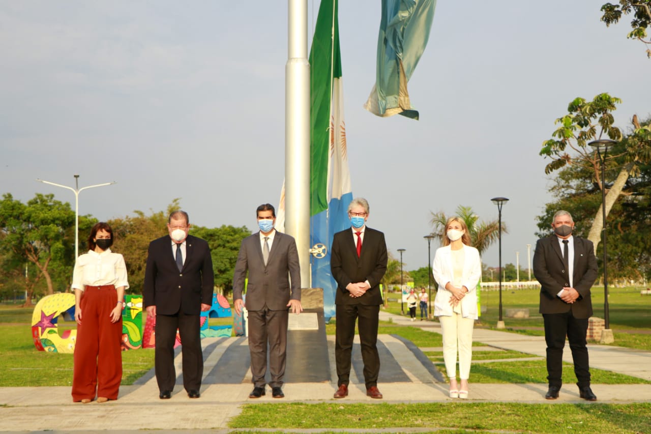 CAPITANICH ENCABEZÓ EL IZAMIENTO DE LA  BANDERA DEL CHACO EN SU 14º ANIVERSARIO 