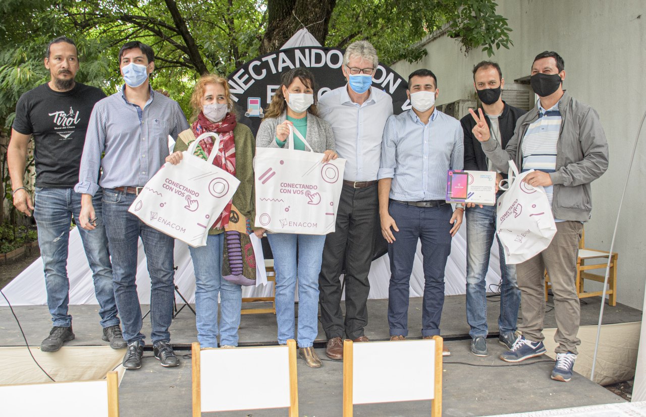 Entrega de tablets en Puerto Tirol_ *“Nos llena de esperanza volver a tener un Estado que trabaja para disminuir la brecha tecnológica”, resaltó Sager*