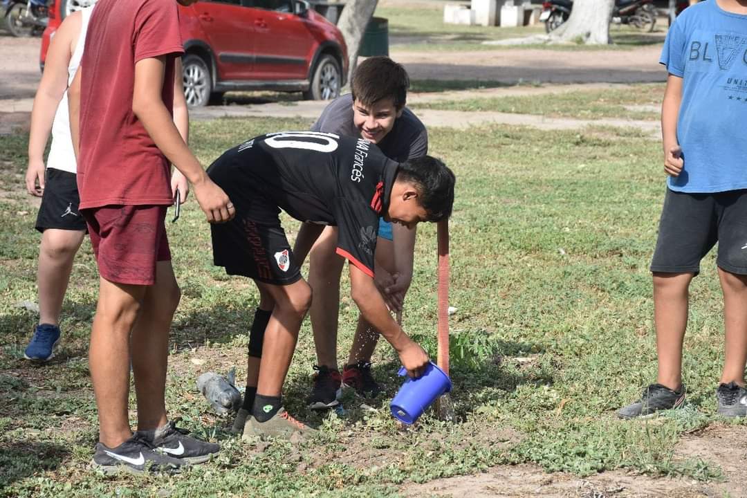 EL MUNICIPIO PROMUEVE LA PLANTACIÓN DE ÁRBOLES EN COLONIA DE VACACIONES