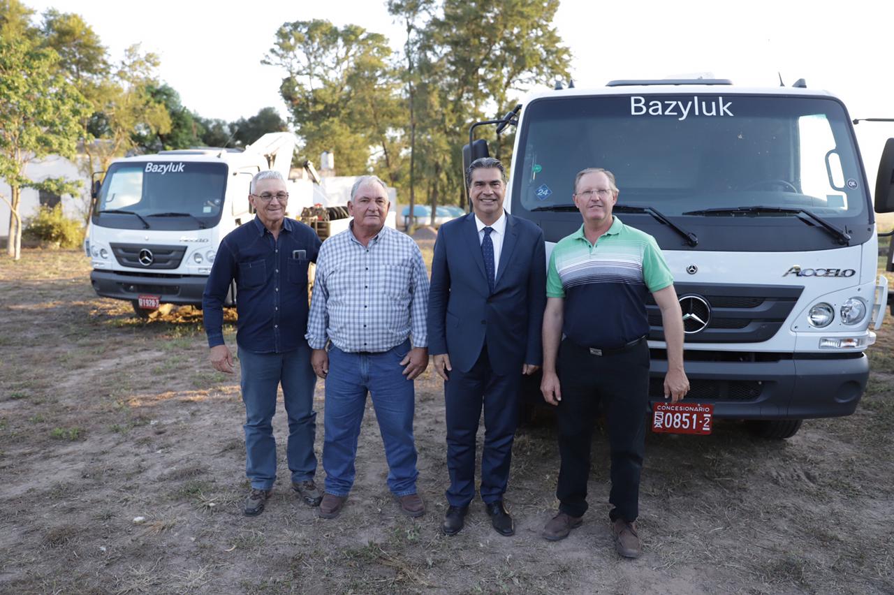 EL GOBERNADOR ENTREGÓ CUATRO CAMIONES GRÚAS A COOPERATIVAS ELÉCTRICAS RURALES