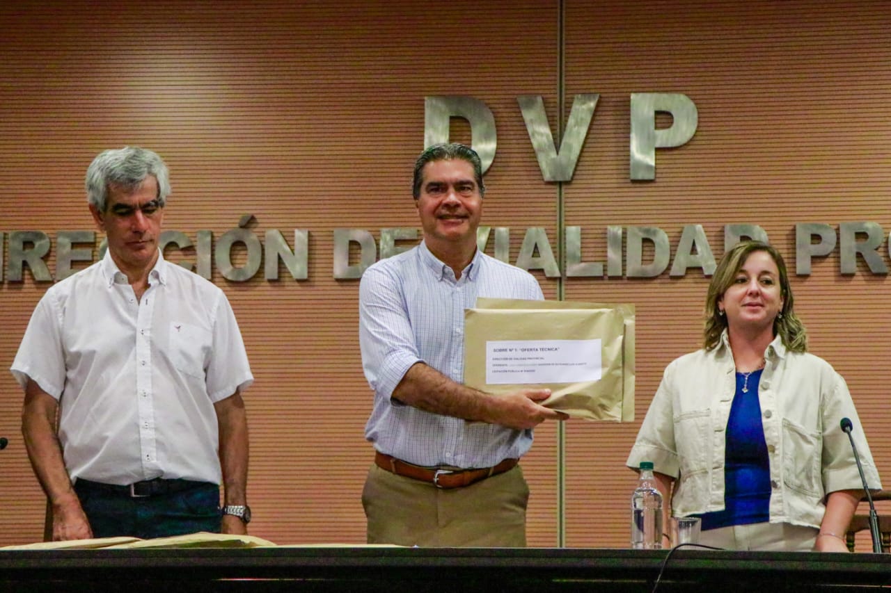 *EL GOBERNADOR ABRIÓ LOS SOBRES DE LICITACIÓN PARA 27 NUEVAS CUADRAS DE PAVIMENTO URBANO EN CHARATA*