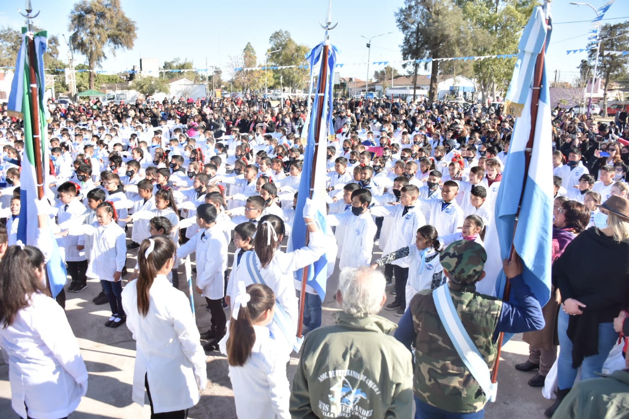 VILLA ANGELA : MÁS DE 400 ALUMNOS PROMETIERON LEALTAD A LA BANDERA ARGENTINA EN LA PLAZA 20 DE JUNIO