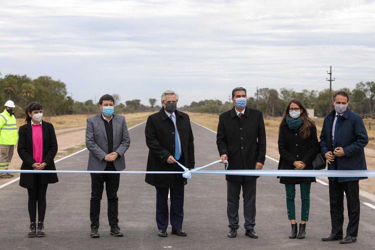 Fernández y Capitanich inauguraron un tramo de la ruta 7 y firmaron convenios millonarios para la ejecución de obras