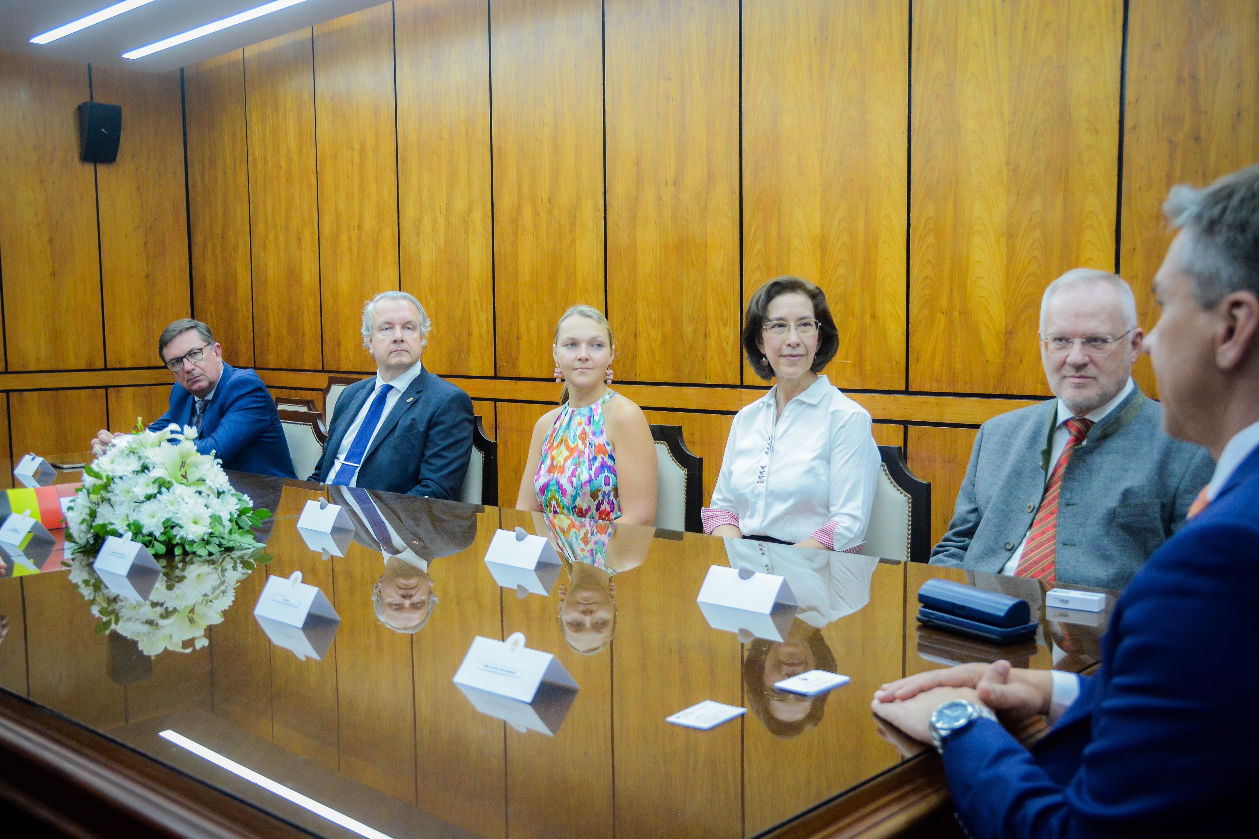 *EL GOBERNADOR LEANDRO ZDERO RECIBIÓ A LOS EMBAJADORES DE AUSTRIA, HUNGRÍA, BÉLGICA Y ALEMANIA*