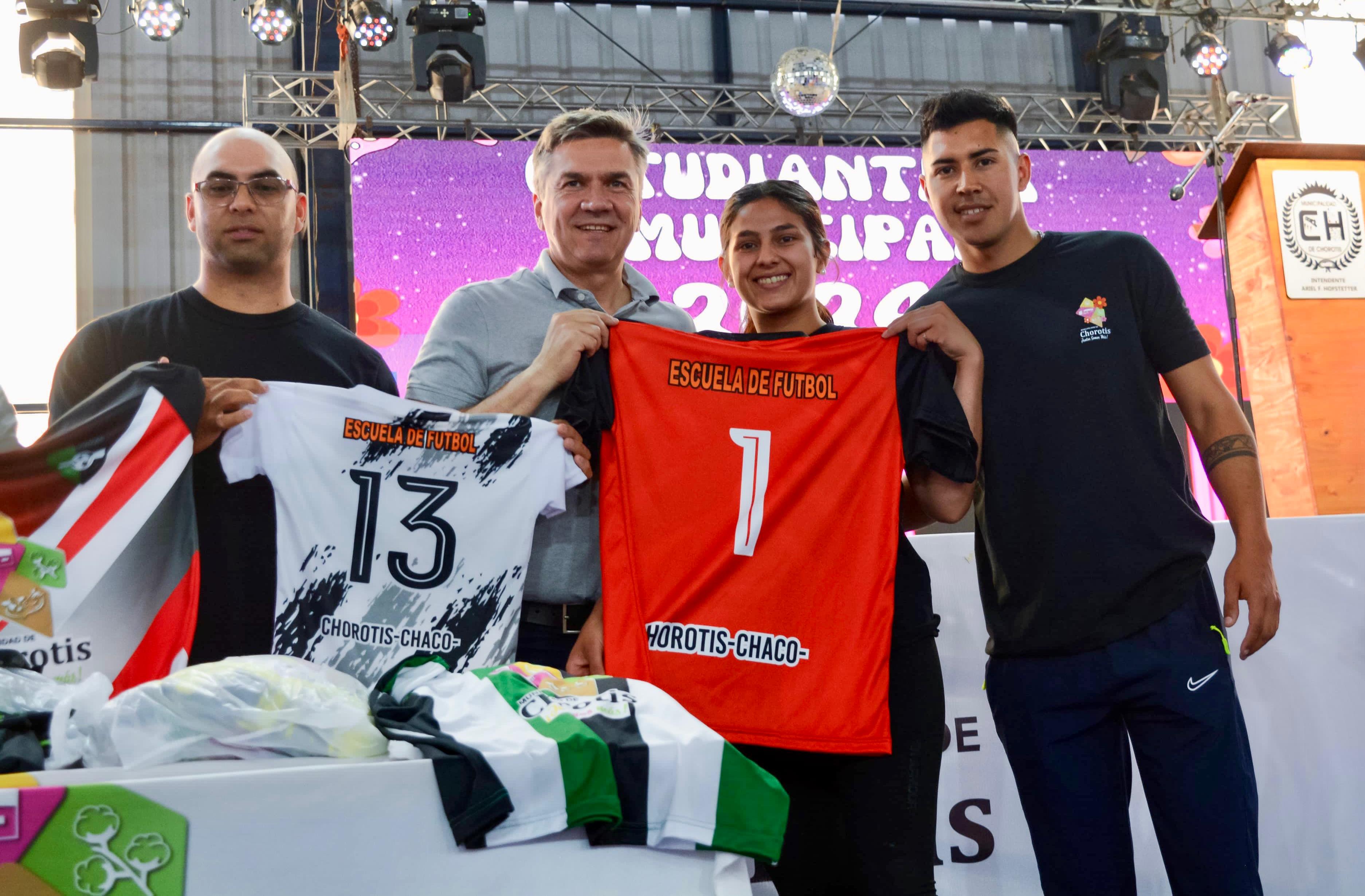 CHOROTIS: EL GOBERNADOR ZDERO INAUGURÓ EL POLIDEPORTIVO Y DIO APERTURA A LA ESTUDIANTINA 2024