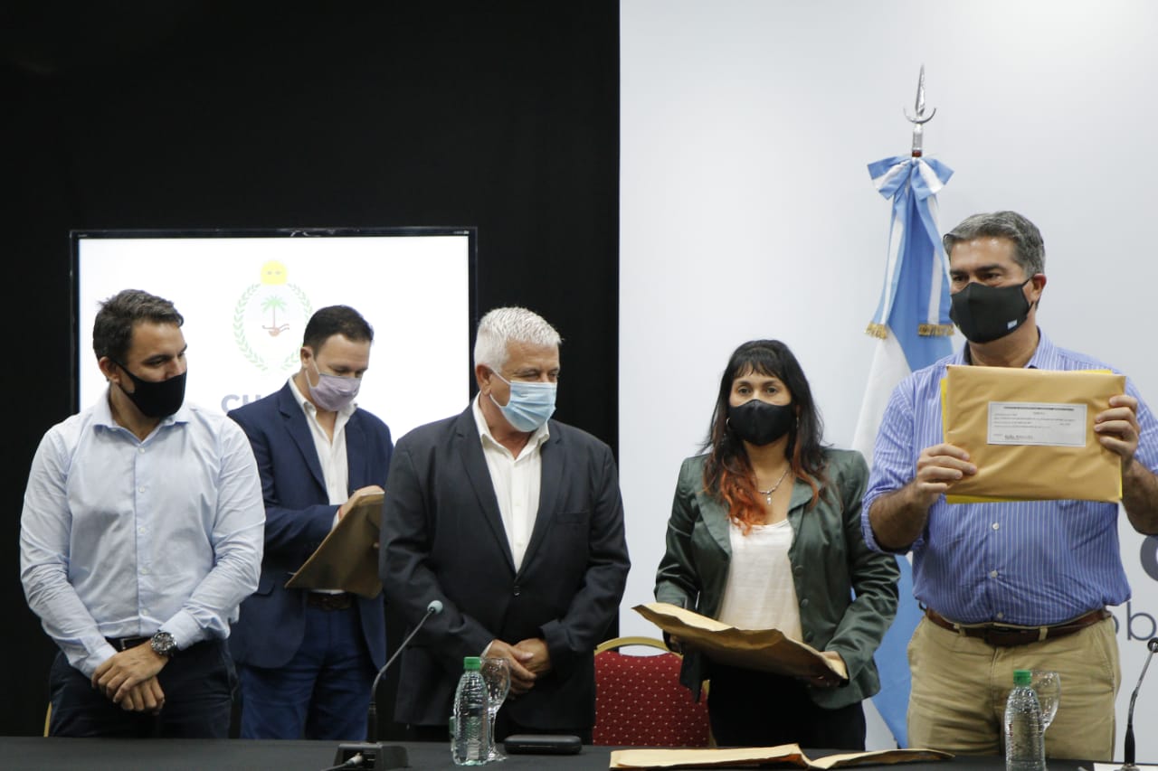 *Capitanich encabezó la apertura de sobres para la construcción del microestadio en Du Graty*