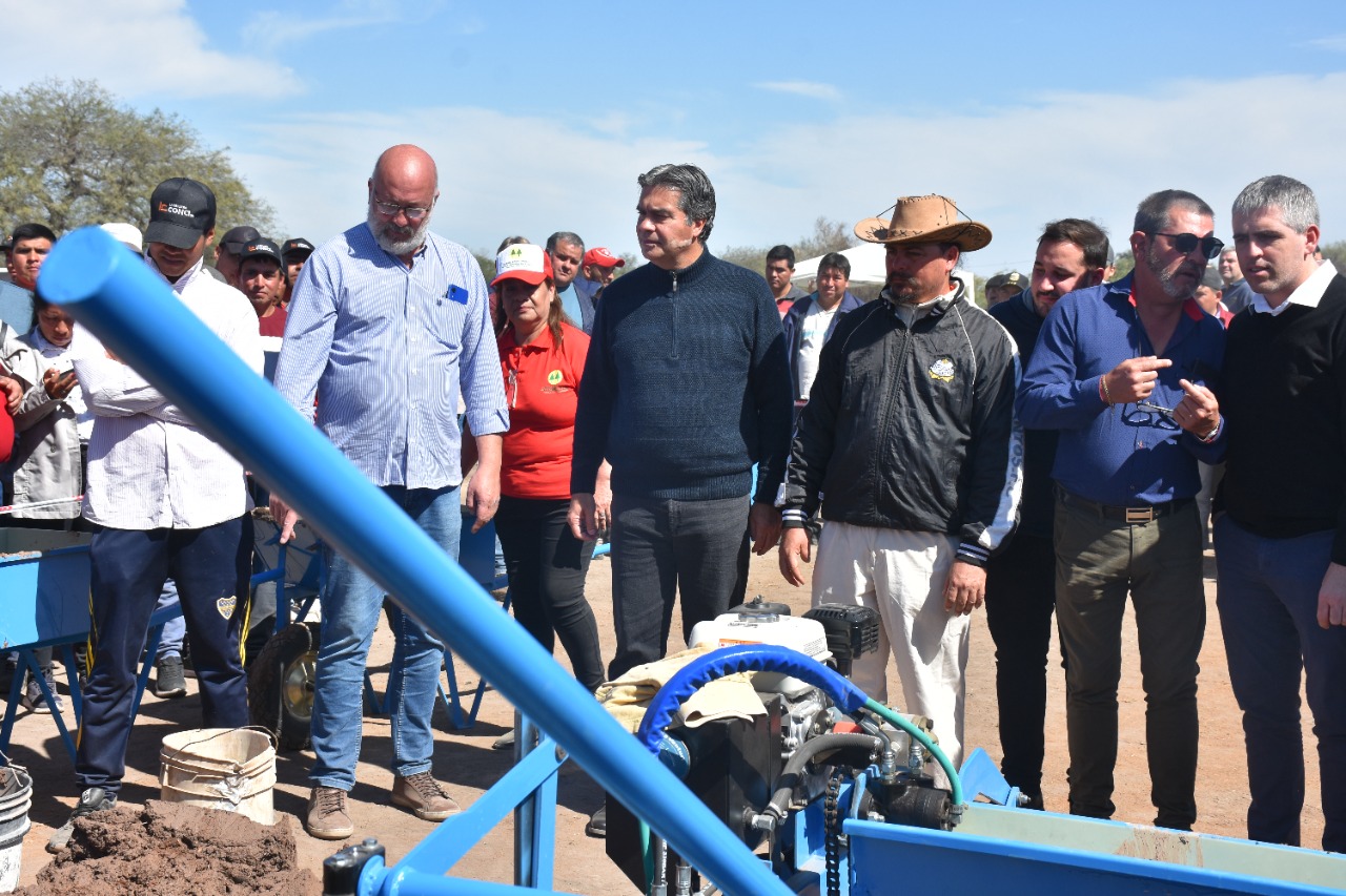 *EN EL DÍA DEL LADRILLERO, CAPITANICH ENTREGÓ EQUIPAMIENTO PARA FORTALECER EL TRABAJO DE 26 CONSORCIOS*